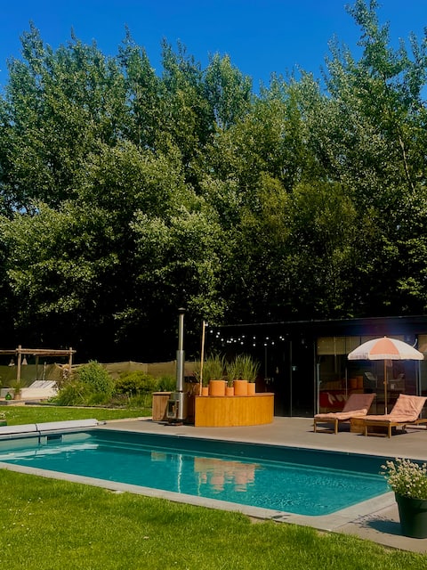 “Private Cozy suite with pool & hot tub