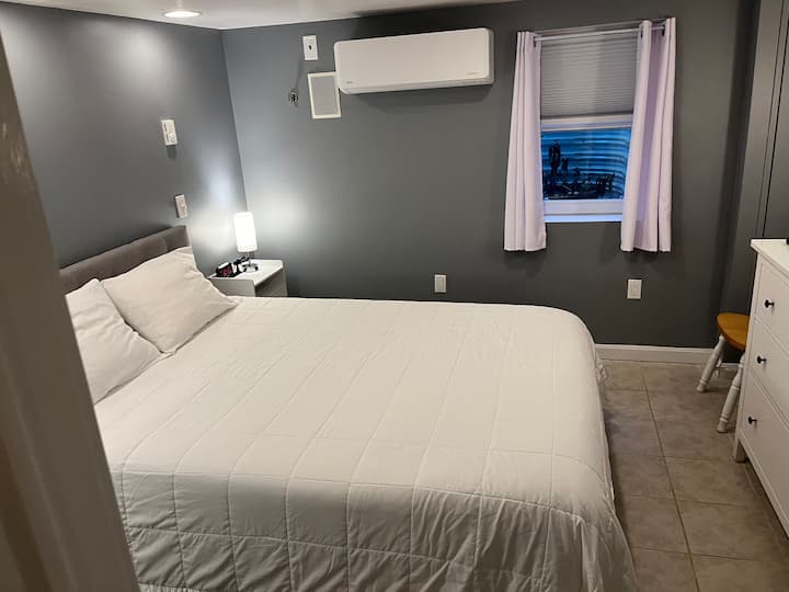 Habitación 5 sótano. Colchón Casper tamaño queen 2025, aire acondicionado privado.
Grandes ventanas de salida legal, luz de la mañana. Persianas que oscurecen la habitación. Todas las habitaciones tienen puertas que se cierran con llave.