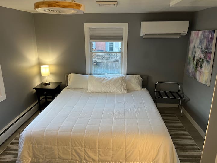 Habitación 1, piso principal, cama tamaño king, colchón Casper, aire acondicionado privado 2026