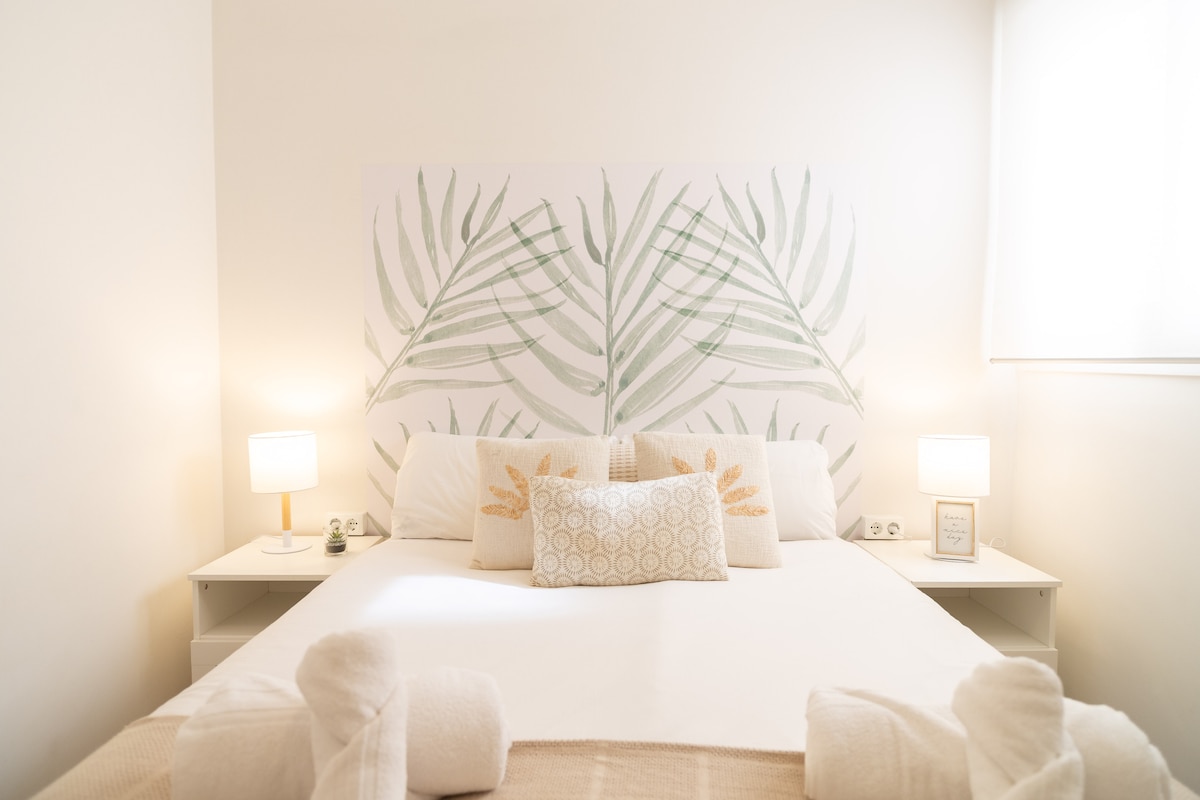 Espacio pensado para el descanso, con luz suave, diseño natural y una cama acogedora que invita a dormir profundamente o despertar sin prisas.