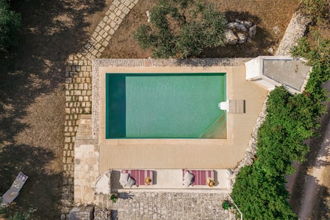 Trulli-Mestandrea on the hillside, exclusive use of the pool