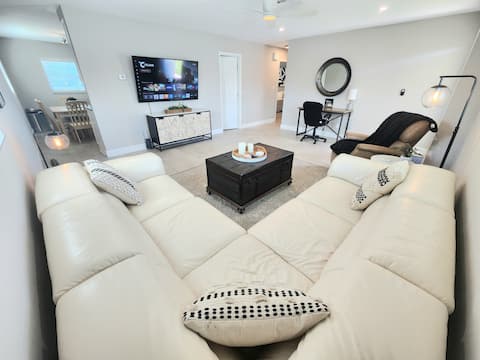 Successful Airbnb property: Super close to the beach. Private Hot Tub Backyard in Naples / Marco Island