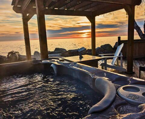 Lakeside escape: Hot tub, fireplace&local wineries