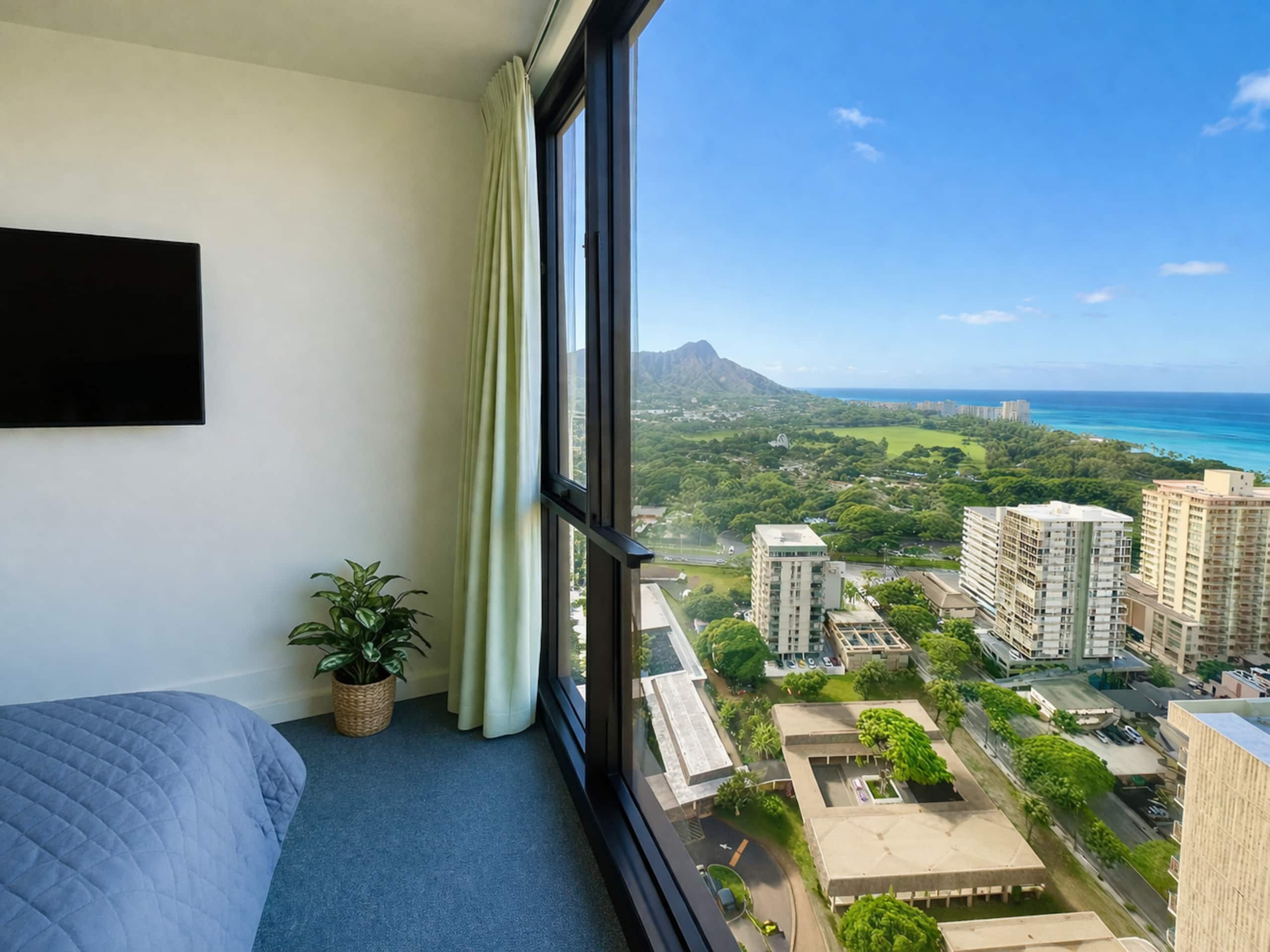 Condo in Honolulu · ★4.92 · 1 bedroom · 2 beds · 1 private bath - Image 13