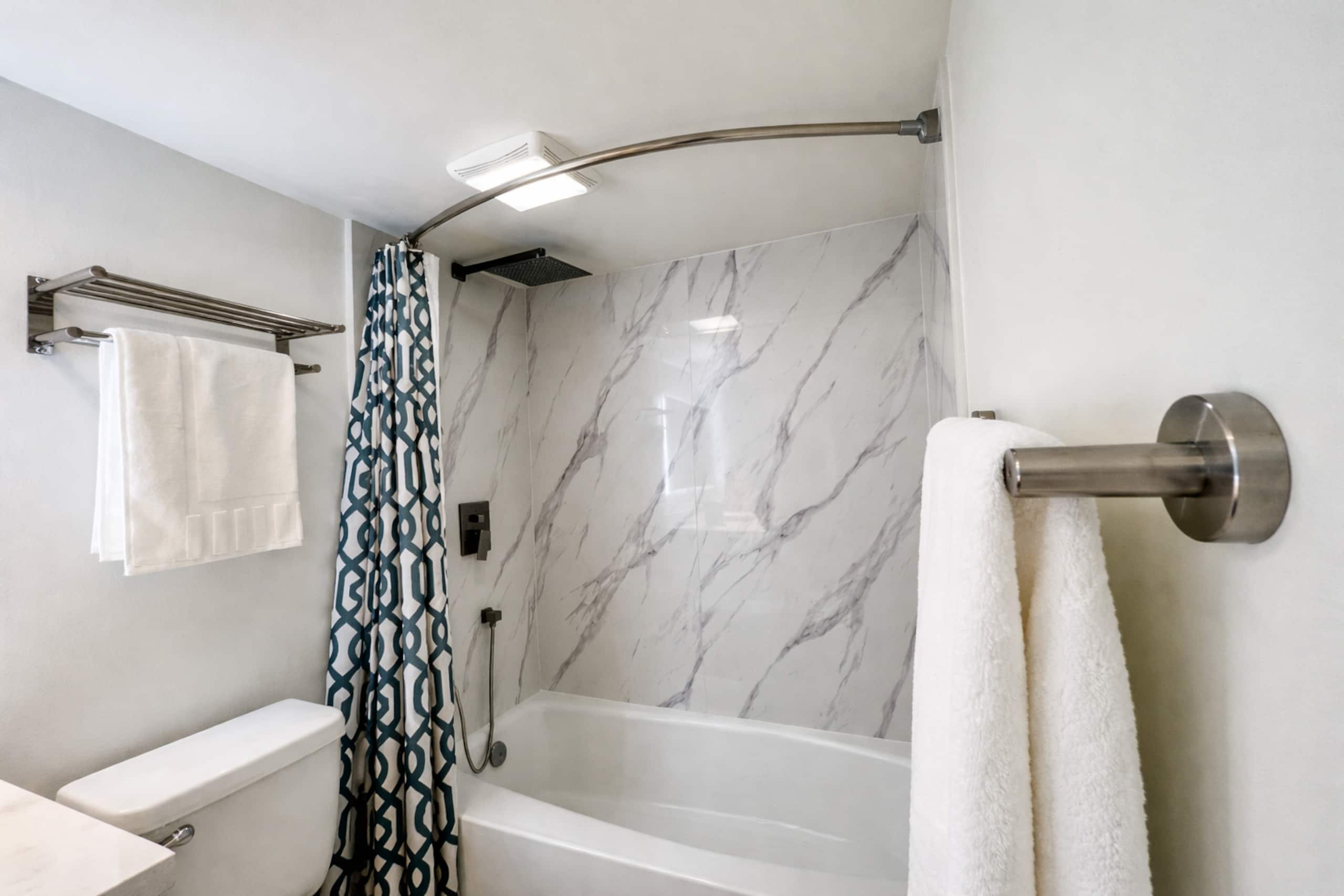 Condo in Honolulu · ★4.92 · 1 bedroom · 2 beds · 1 private bath - Image 17