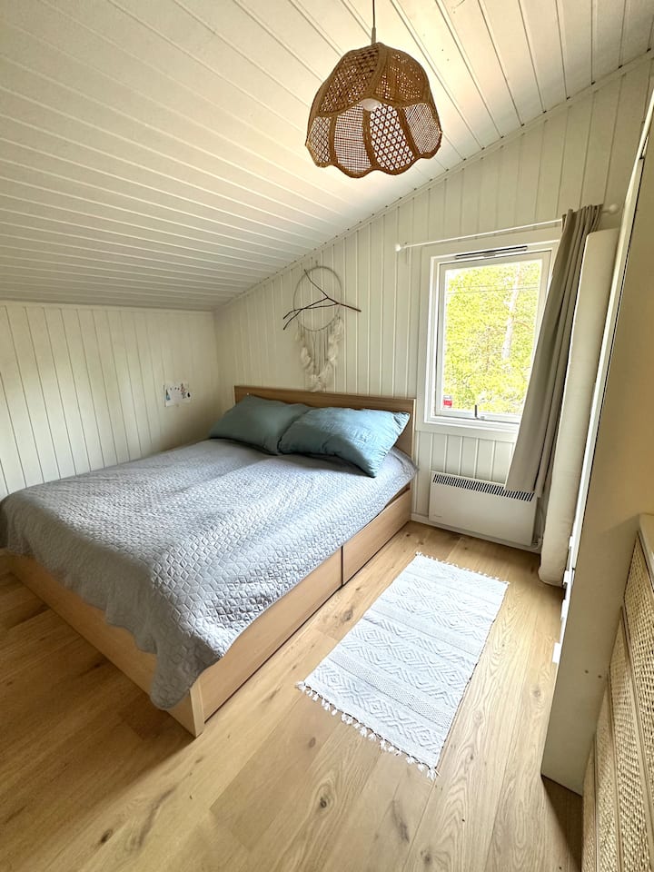 Голяма спалня със 180 см легло и телевизор с Chromecast или HDMI връзка.