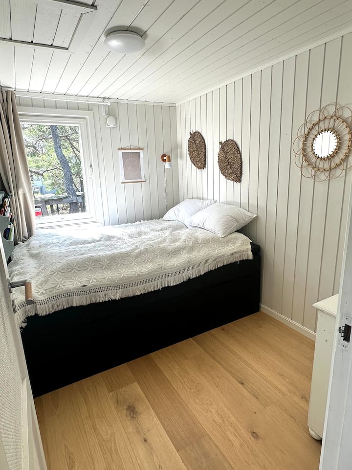 Най-малката спалня с двойно легло с ширина 140 см. 