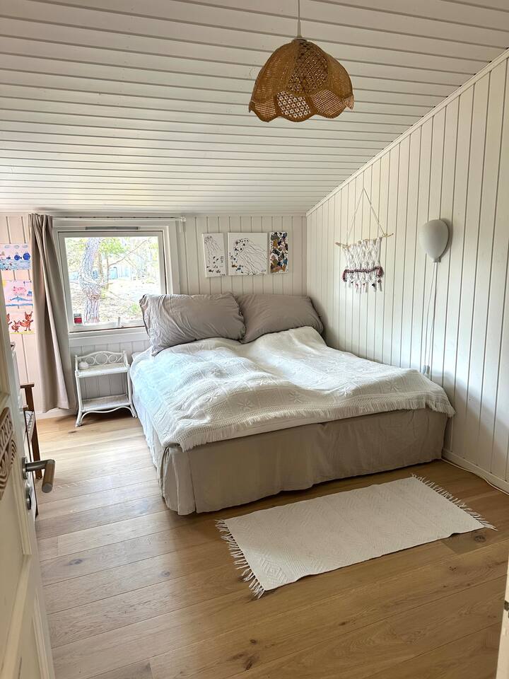 Голяма спалня с двойно легло 180 см и място за допълнителен матрак. Голям телевизор на стената (смарт телевизор)