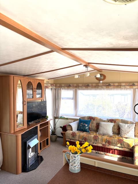 Popular Airbnb listing: Seaside Escape 2-Bed Caravan at Seven Bays Park in St. Merryn
