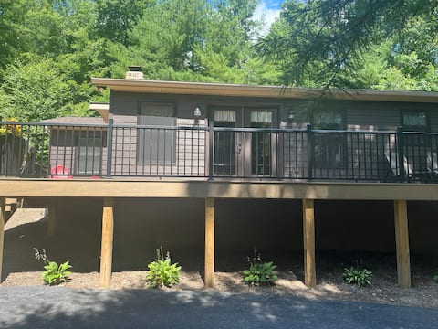 Charlie’s Place-Beautiful, quiet 2-bedroom cabin.