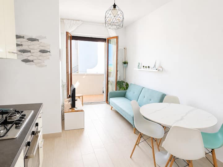 Beachfront Apartment • Sea View • Free Sunbeds - Bellaria-Igea Marina