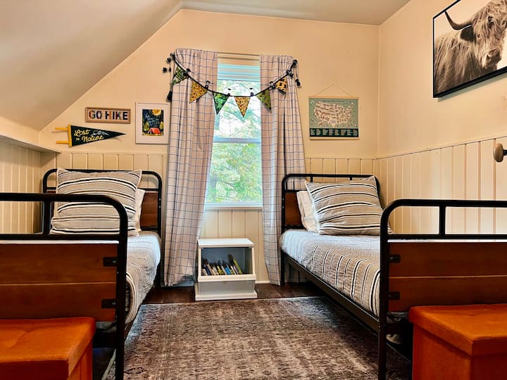 Dhoma e gjumit 4 me dy krevate dopio. U ofrojmë fëmijëve libra dhe disa lodra.