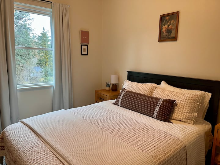 Dhomë gjumi 2 me një krevat dopio "queen". 