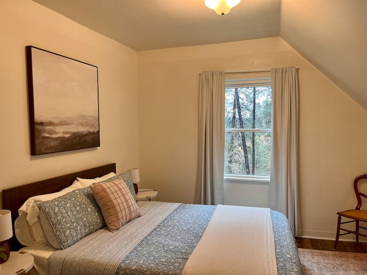 Dhoma e gjumit 3 ka një krevat dopio "queen". 