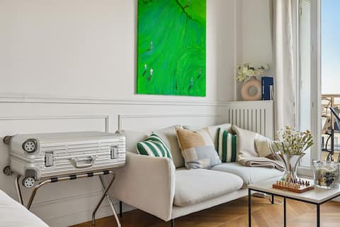 Popular Airbnb listing: Eiffel Tower View Apt w/ Sunny Balcony & A.C. in Paris