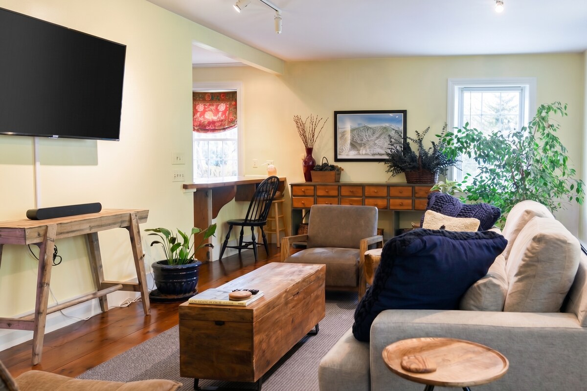 Top performing Airbnb: Hot Tub • Wood Fireplace • Steps to Ski Shuttle in Stowe / Lamoille