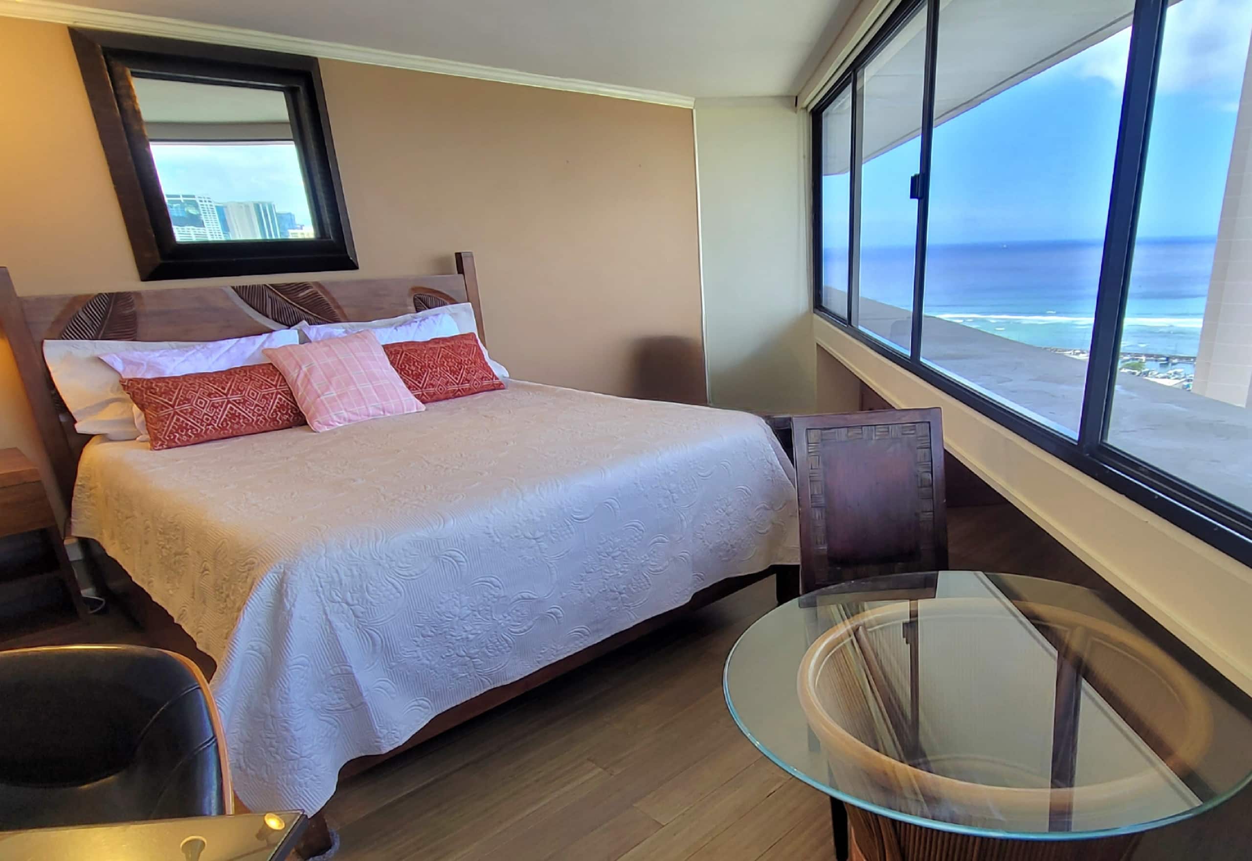 Condo in Honolulu · ★4.82 · Studio · 1 bed · 1 private bath - Image 8