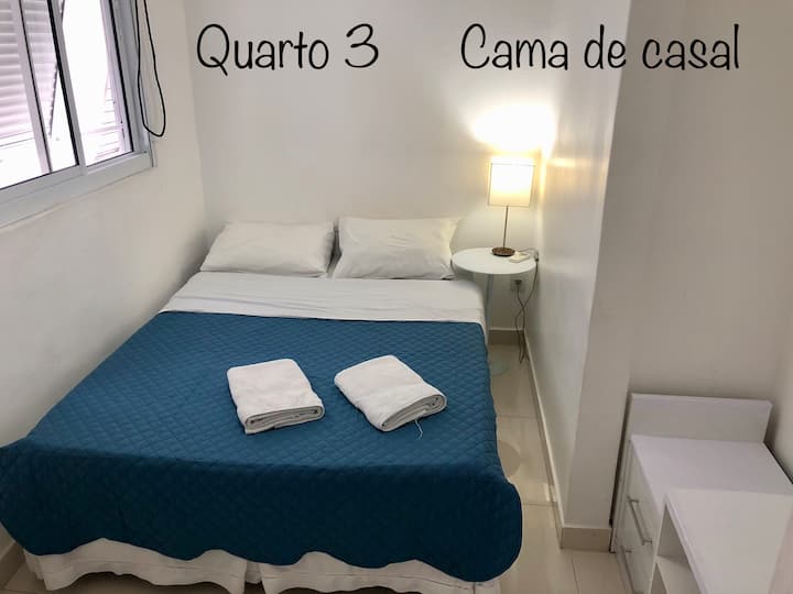 CAMERA DA LETTO 3

Letto matrimoniale a cassetta
Spacco per l'aria condizionata
Ventilatore a soffitto 
Un pomeriggio a Sol