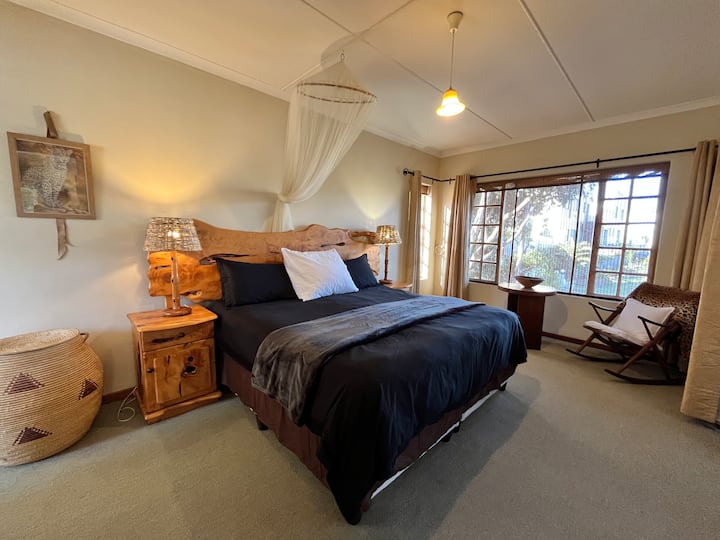 Cama tamaño king en el piso superior con ventana este y baño privado