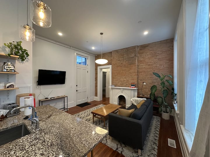 Beautiful 2 Bed Dayton St. Historic District Apt - Cincinnati, OH