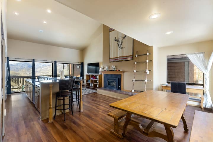 Cozy Top Floor Condo W/ Incredible Mountain Views - Silverthorne, CO
