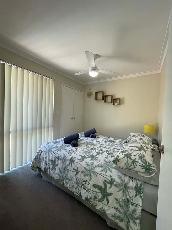 Chambre lumineuse et aérée avec beaucoup d'espace de rangement et du linge de lit doux pour un séjour relaxant et reposant.