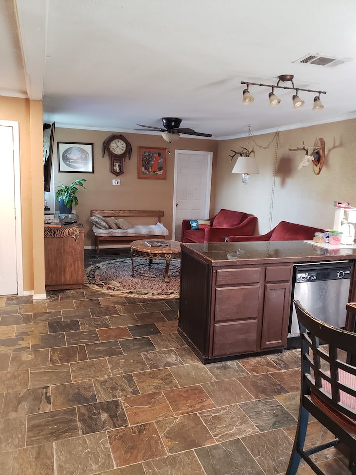 Spacious 2 Bedroom Home - San Marcos, TX