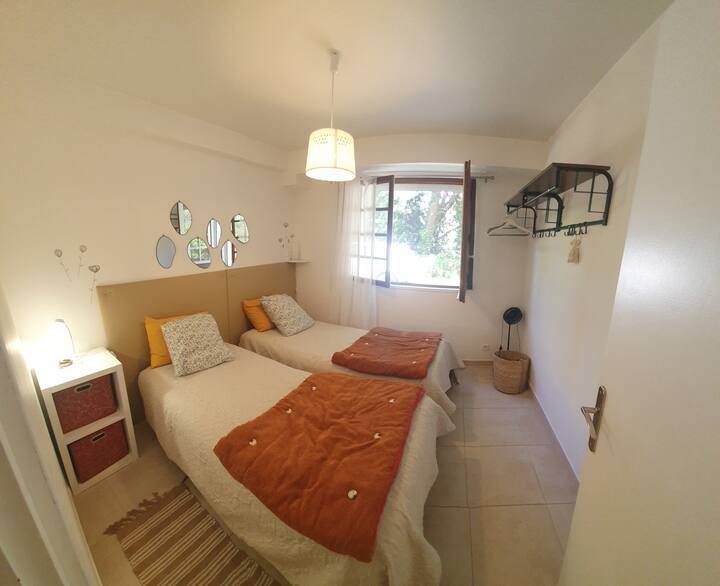 ห้องนอนชั้นล่างมีเตียง 2 เตียงหรือสามารถรวบรวมเป็นเตียงขนาดคิงไซส์ 180