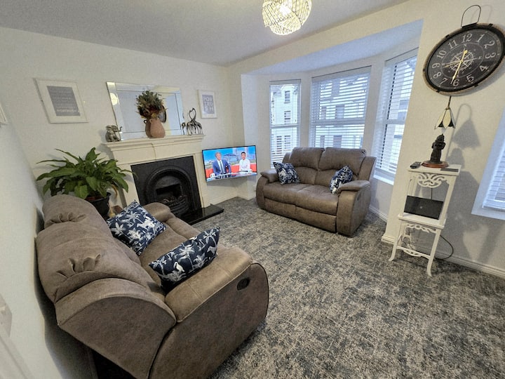 Spacious Townhouse, Sea Views & 1 Min From Beach - Portrush