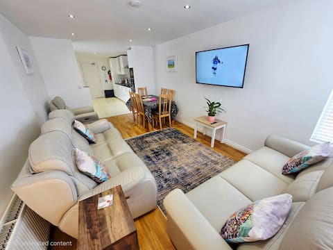 Spacious Townhouse, Sea Views & 1 min from Beach