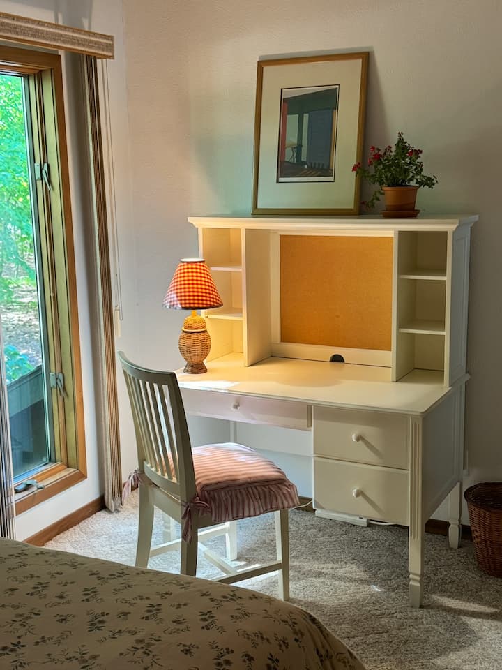 Cama tamaño queen, escritorio con estante.