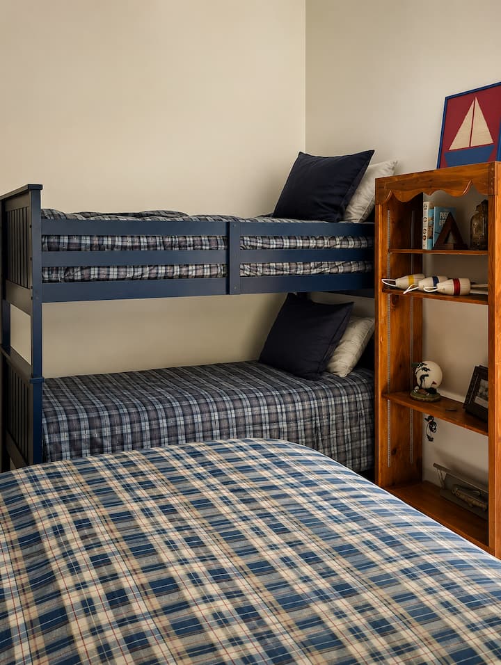 Cama tamaño queen con literas, ventilador de techo.