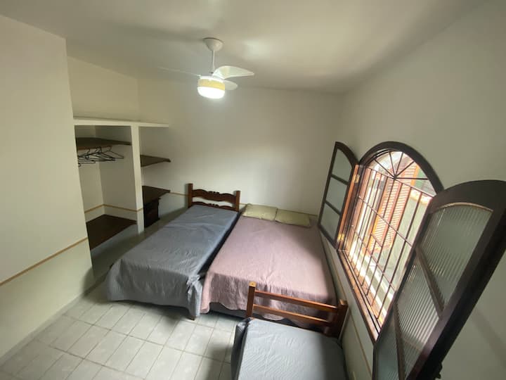 Suite con 1 cama doble + 2 individuales.
Ventilador de techo.
