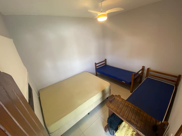 Habitación exterior con baño cerrado, 1 cama queen + 2 individuales. Ventilador de techo