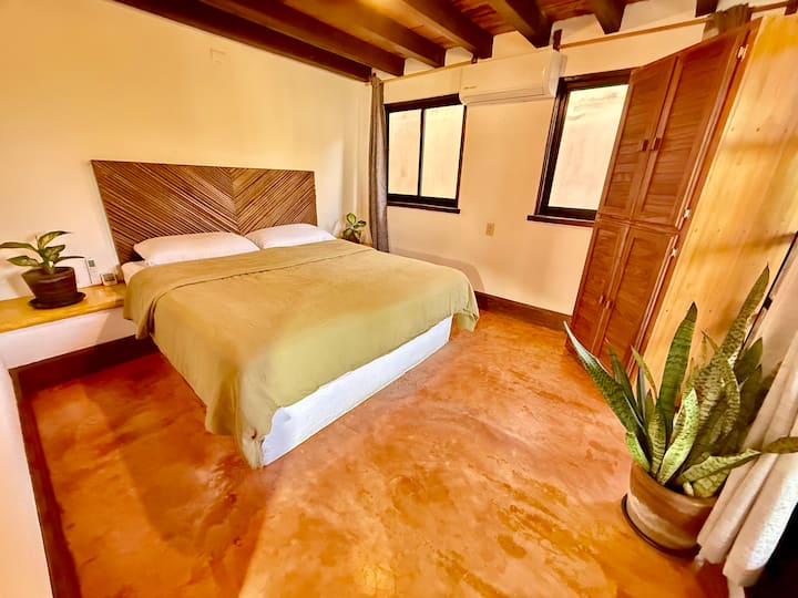 Dhoma e gjumit nr. 3 - Krevat dopio "king" me perde të zeza, varëse, hapësirë për ruajtje dhe shportë lavanderie. 