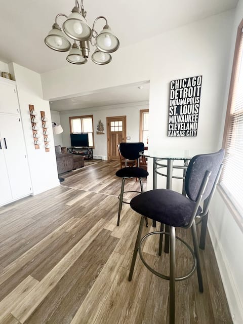 Upgraded! 4BR in Milwaukee near airport & downtown