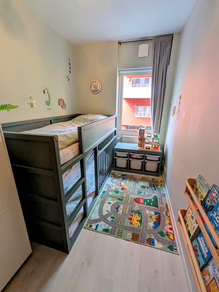 ufunguzi wa kitanda cha chini ni mwembamba kwa kiasi fulani