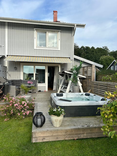 Nice townhouse centrally located with jacuzzi!