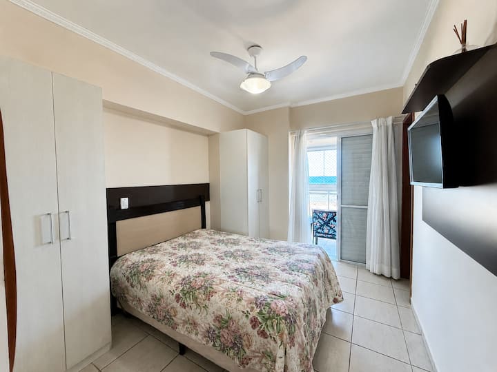• ორადგილიანი საწოლი წყალგაუმტარი დამცავით
• ზღვის ხედი
• ჭერის ვენტილატორი
• დაგეგმილი კარადა საკიდებით
• დაბრმავებული ფარდა