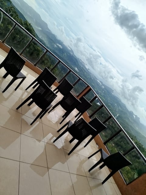 Mountain house, with 3 pools, up to 33 guests.
