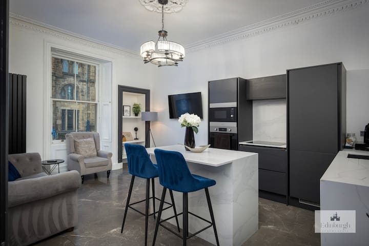 Luxury Apartment by the Castle (2Bedroom)