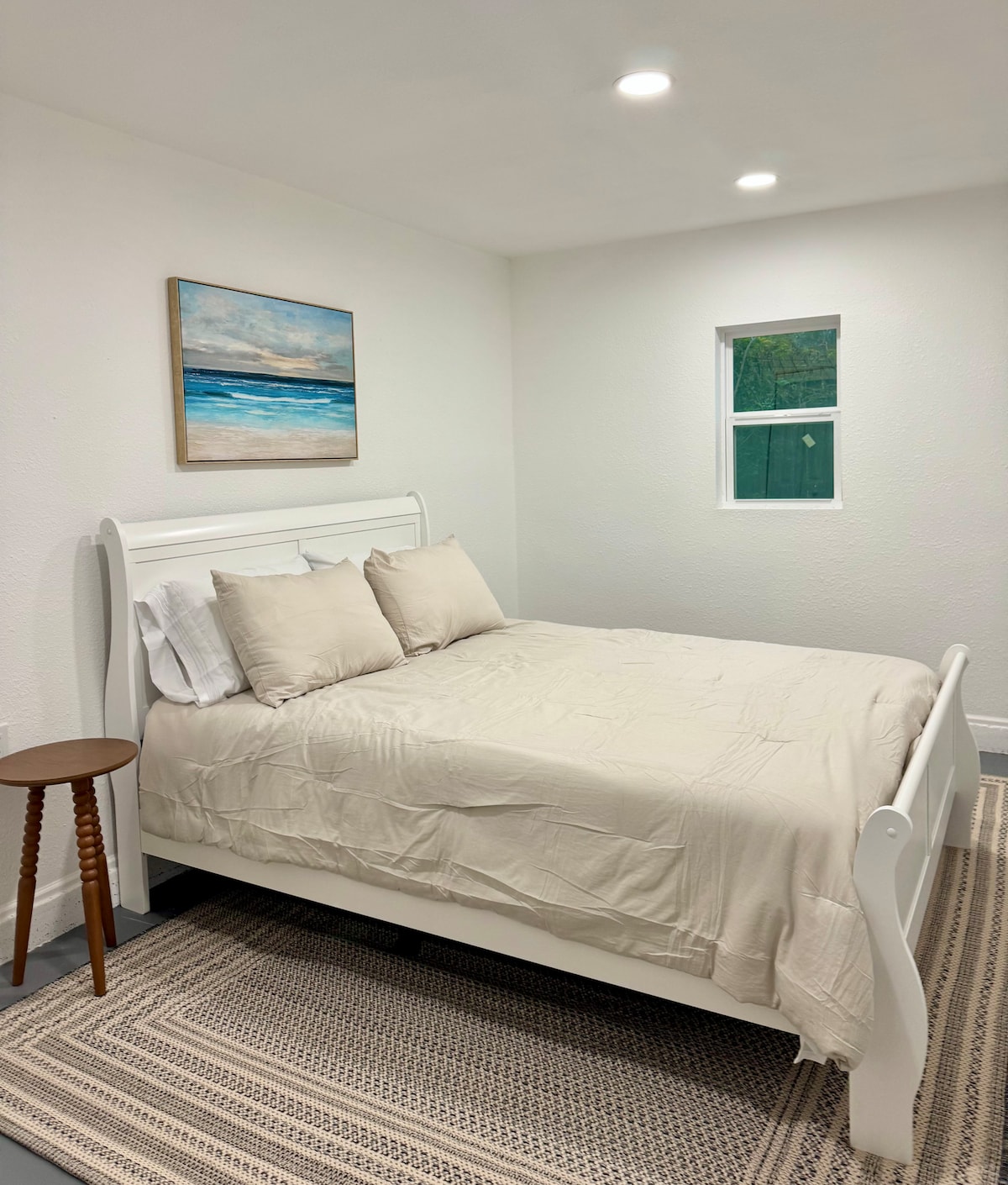 Პირველი საძინებელი გვერდით სახლში. Მოყვება ორადგილიანი საწოლი და კარადა ტანსაცმლისთვის!