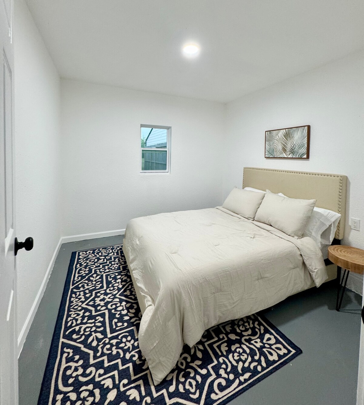 Მეორე საძინებელი გვერდით სახლში. Მოყვება სრული საწოლი და კარადა ტანსაცმლისთვის!