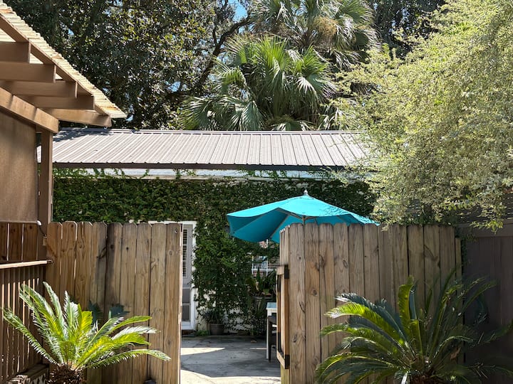 Adorable Carriage House With Private Entrance - Pensacola, FL