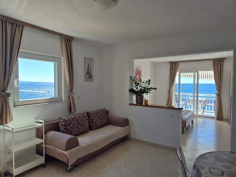 Top Airbnb: SUNSET STUDIO APARTMENT by the sea in Milna