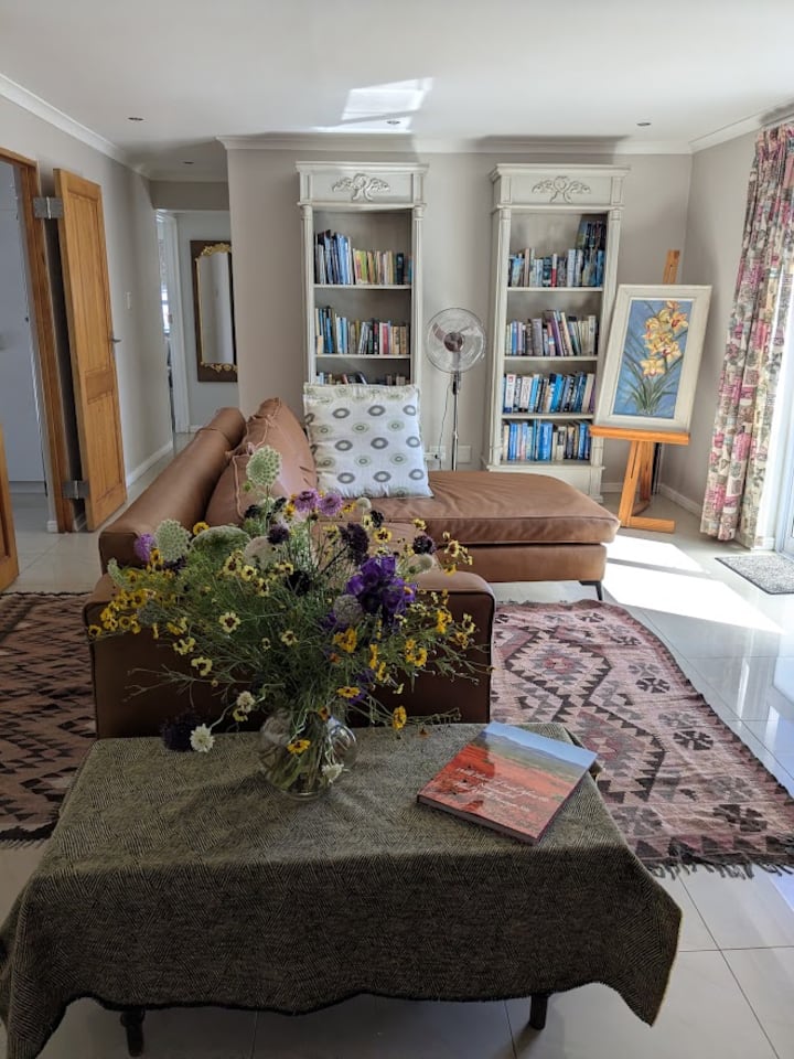 Birds Rest
4 Br Guest Suite In Scenic Neighborhood - ステレンボス