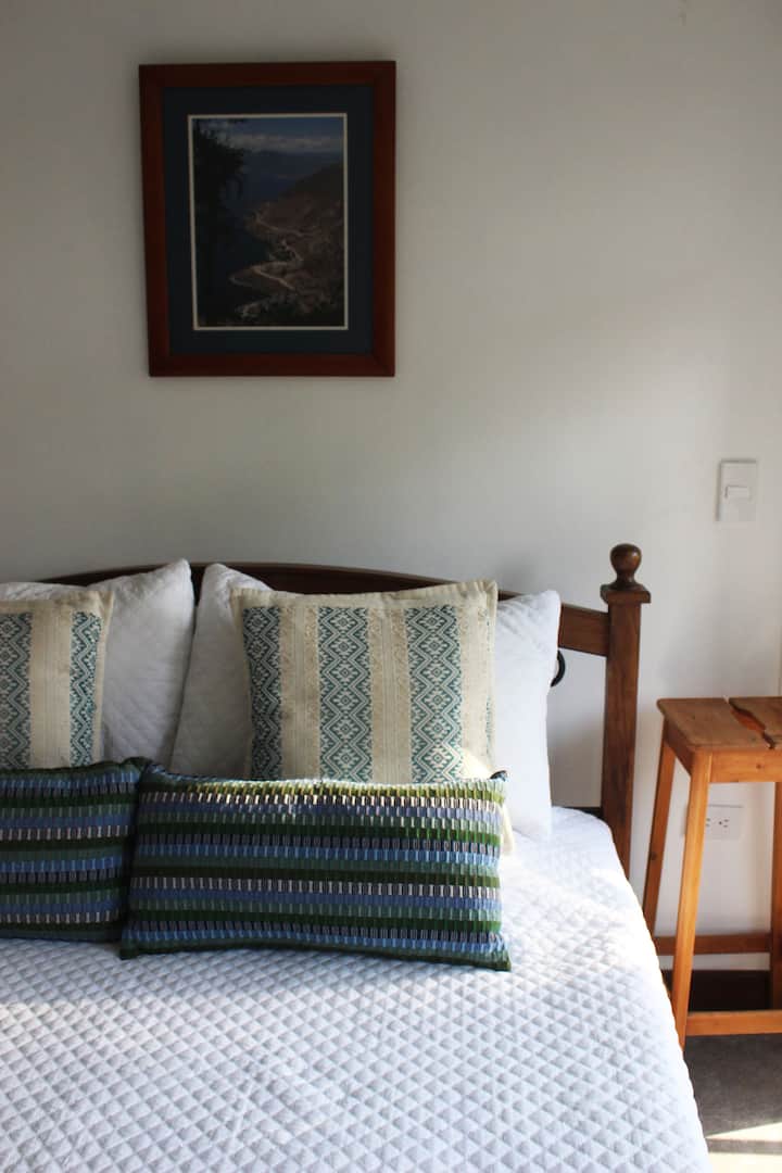 Chumba hiki cha kulala cha kujitegemea na chenye starehe kimeundwa ili kutoa starehe na utulivu wakati wa ukaaji wako huko Marichaj. 