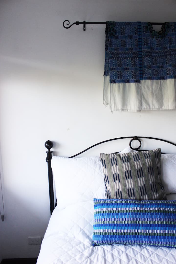 Chumba hiki, ambacho kimeundwa kwa ajili ya kushiriki, kina kitanda cha ukubwa wa queen na kitanda cha ghorofa, kinachofaa kwa makundi ya marafiki au familia zinazosafiri pamoja.