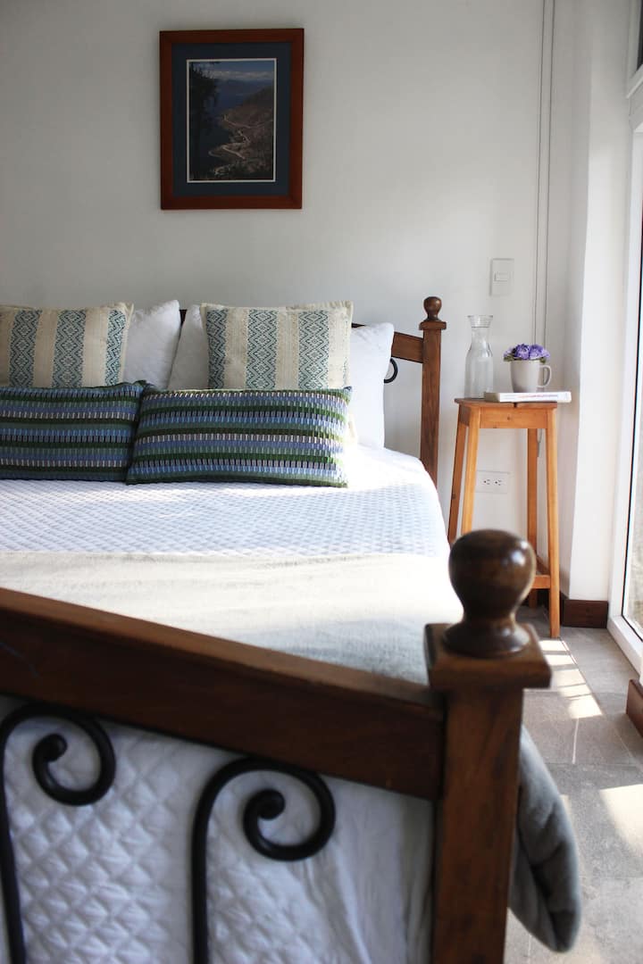 Chumba hiki kina kitanda cha watu wawili na cha kifalme, ni bora kwa familia au makundi madogo. Kwenye ghorofa ya pili, inashiriki bafu na chumba cha kulala cha 1 na hutoa faragha na utulivu zaidi.