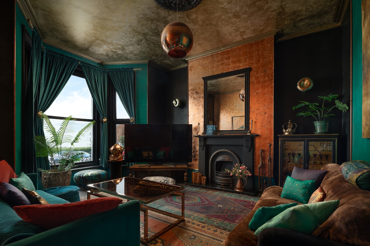 Top performing Airbnb: Boutique Seafront Residence, Sleeps 14, Parking. in Broadstairs And St. Peters